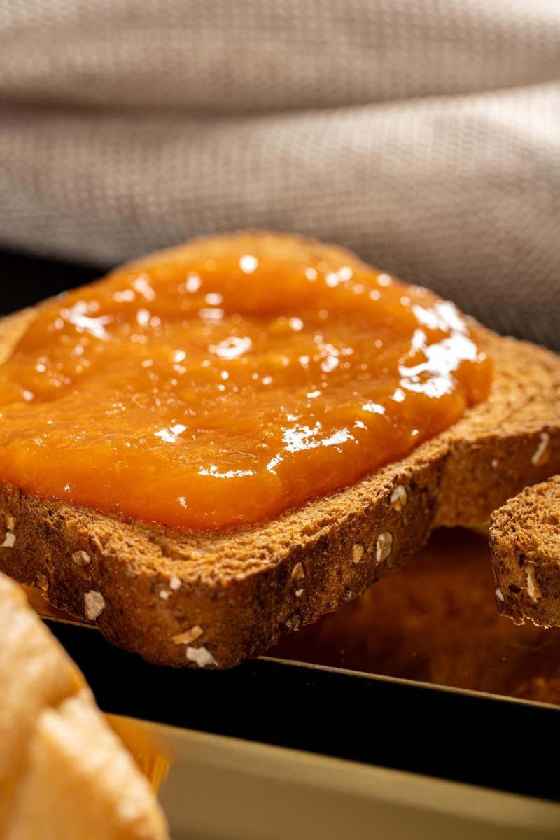 marmellata di albicocche su fetta biscottata