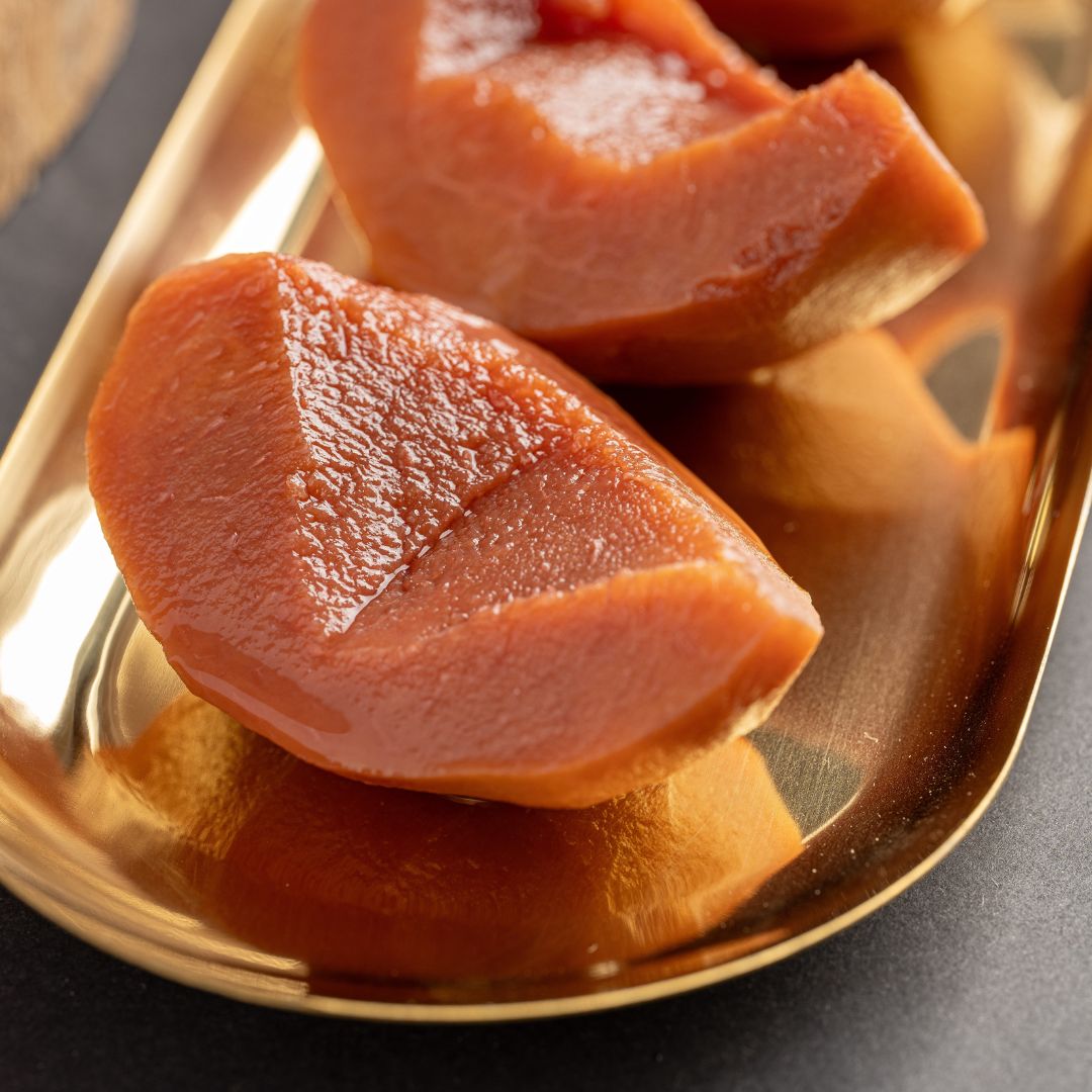 Pesche al vino rosso servite da sole