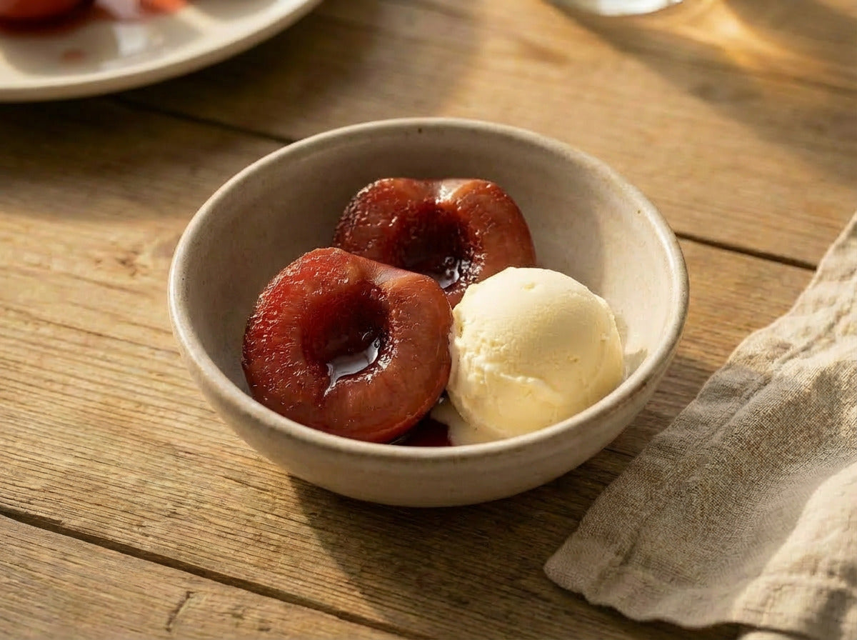 Pesche al vino rosso con gelato come dessert fresco