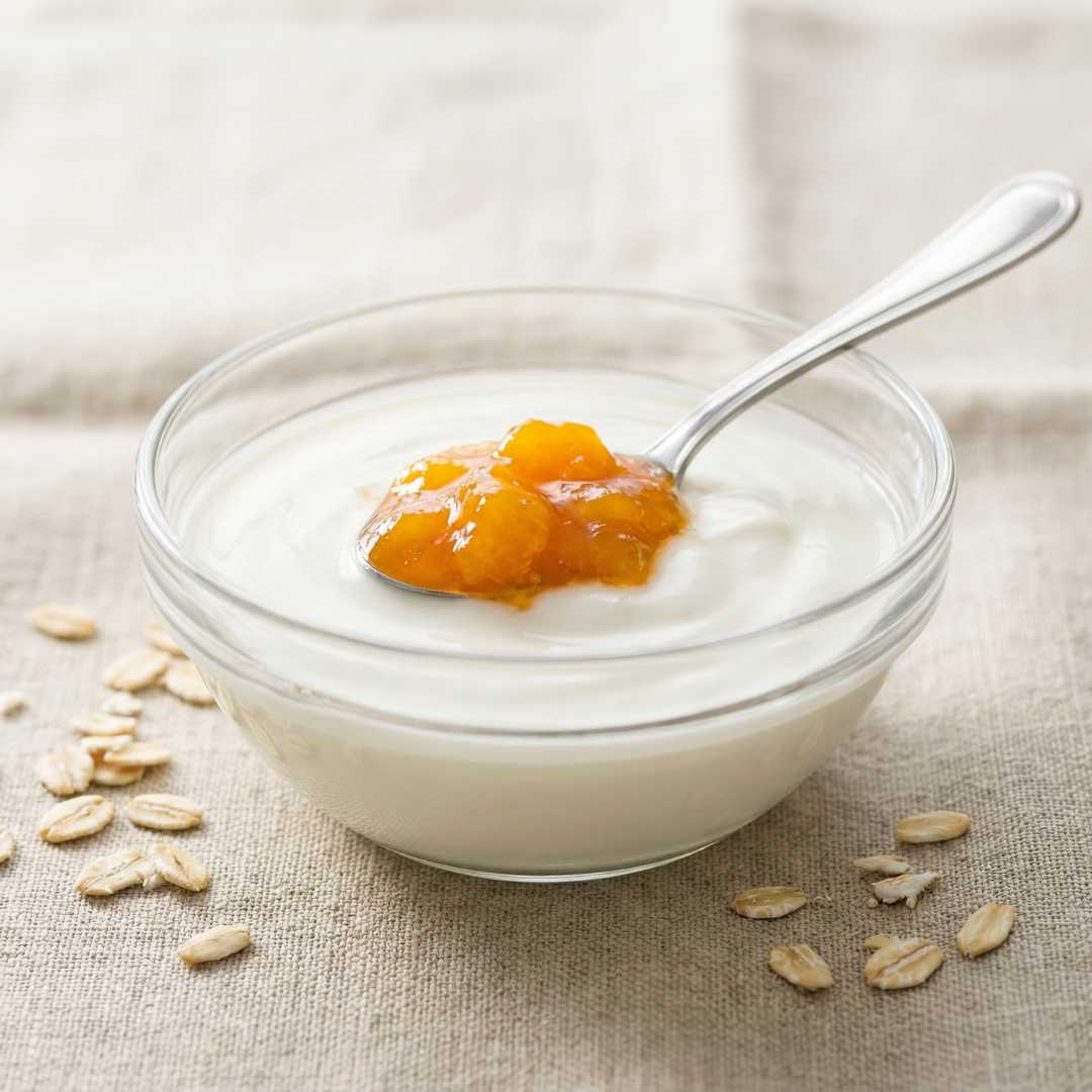 Yogurt bianco con confettura extra di pesche